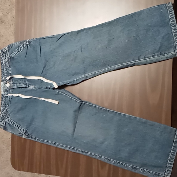 Old Navy Pants - Old Navy Blue Jean Capri Pants Size 6 w Button and Drawstring